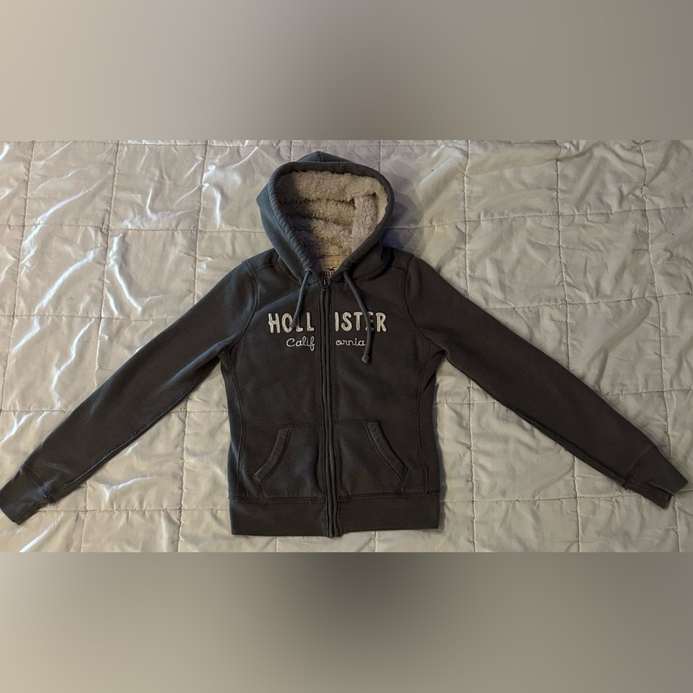 Sherpa Lined Hollister Zip Up Hoodie 
Great preowned condition